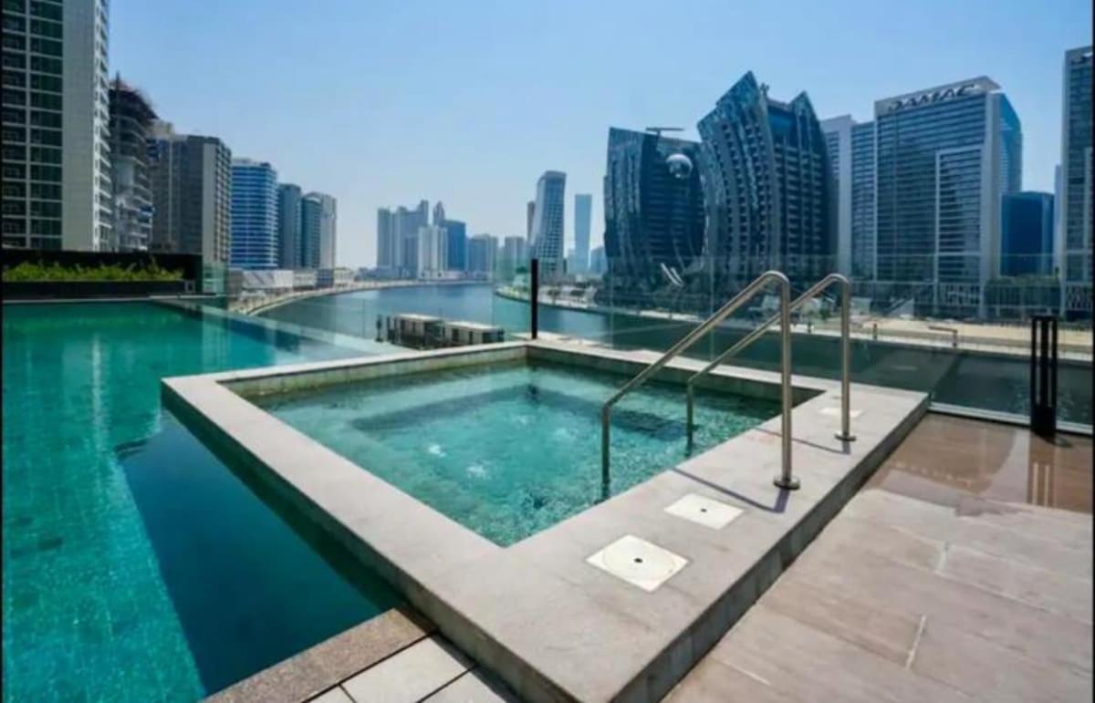 Opulent In Business Bay - Burj Views From Infinity Pool&jacuzzi Apartment Dubai